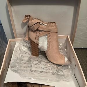 NIB ladies size 10 heeled dress sandals